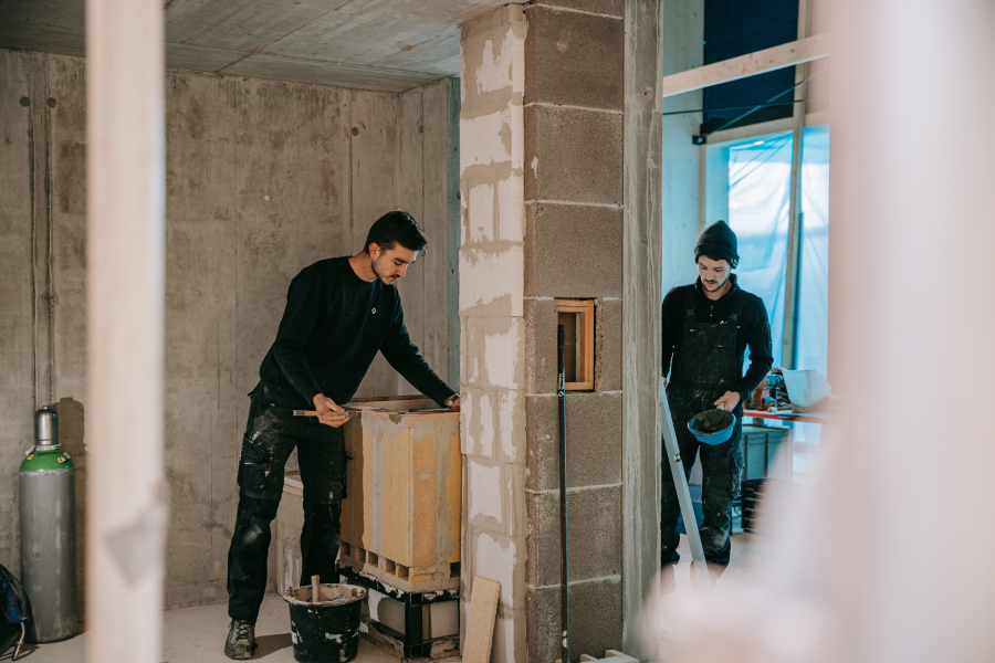 Ofenbau Voppichler – Teamarbeit der Ofenbauer auf der Baustelle.