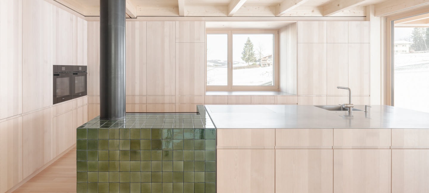 Ofenbau Voppichler – eleganter Kachelofen aus Egg im Bregenzerwald mit 5,2 kW Heizleistung, Schwarzstahl und Schamotte.