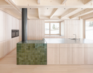 Ofenbau Voppichler – eleganter Kachelofen aus Egg im Bregenzerwald mit 5,2 kW Heizleistung, Schwarzstahl und Schamotte.