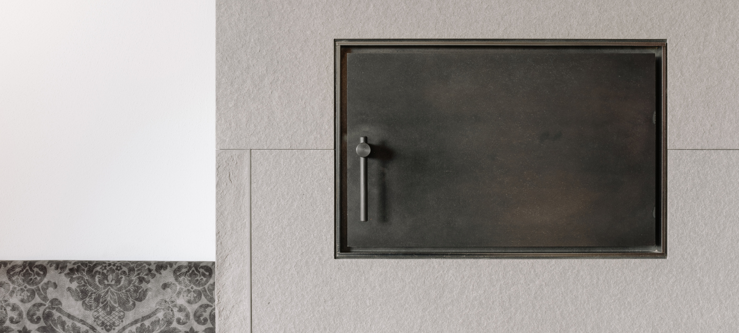 Ofenbau Voppichler – Holzofen als gemütliche Feuerstelle, ideal zum Heizen mit Holz, umweltfreundlich und nachhaltig aus regionalen Bregenzerwälder Materialien gefertigt.