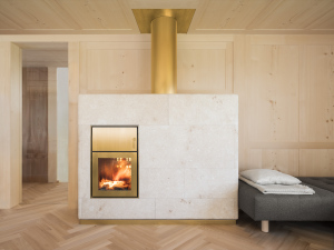 Speicherofen aus Kalkstein Avorio beige mit Messing und Schamotte, 3,5 kW, 12h Heizzeit – Ofenbau Voppichler, Egg Bregenzerwald.