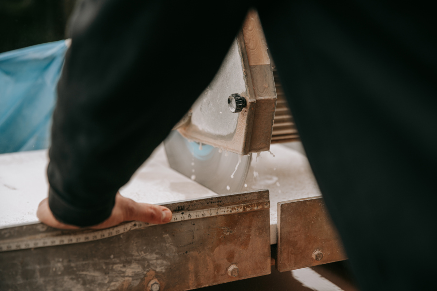 Ofenbau Voppichler – Handwerkliches Geschick und Kreativität bei der Arbeit als Ofenbauer.