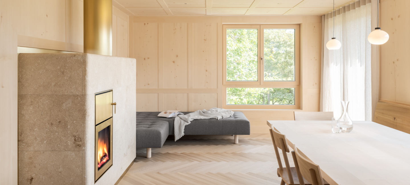 Ofenbau Voppichler – Speicherofen aus Egg im Bregenzerwald aus Kalkstein Avorio beige mit Messing und Schamotte, 3,5 kW, 12h Heizzeit.