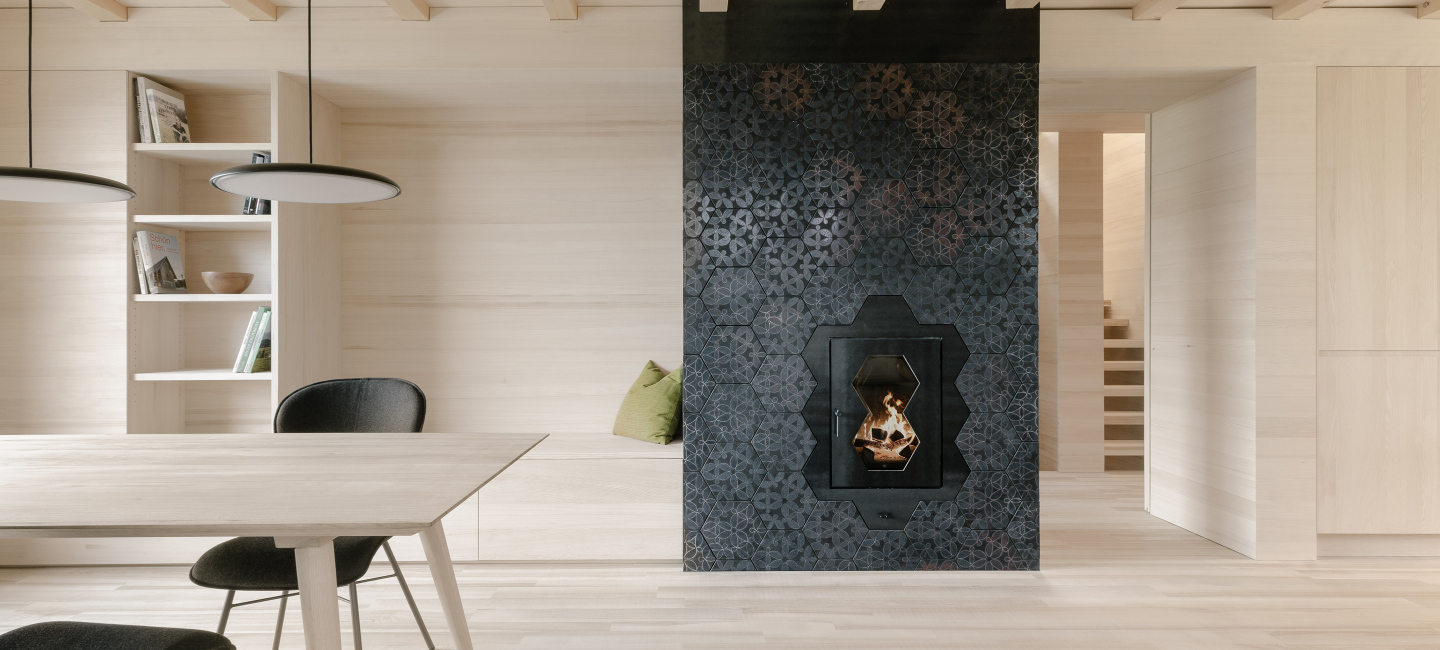 Grundofen aus Egg im Bregenzerwald mit 3,7 kW Heizleistung, verkleidet mit KARAK Raku-Fliesen, Schwarzstahl und Schamotte.
