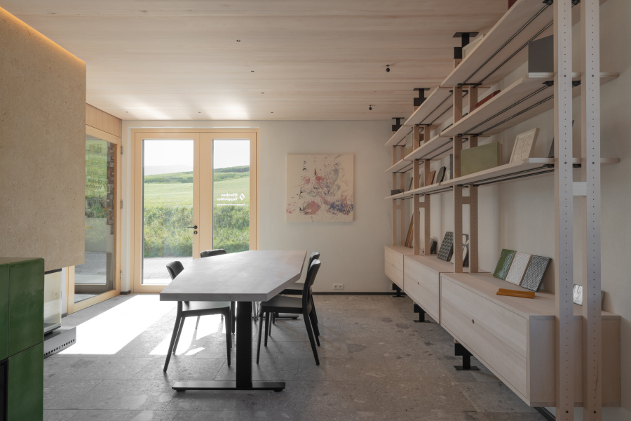 Ofenbau Voppichler – moderne Arbeitsplätze und Architektur im Firmengebäude in Egg im Bregenzerwald.