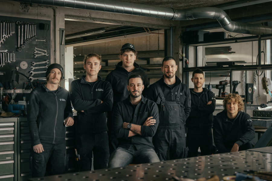 Ofenbau Voppichler – Teamfoto der Ofenbauer in der Werkstatt in Egg im Bregenzerwald.