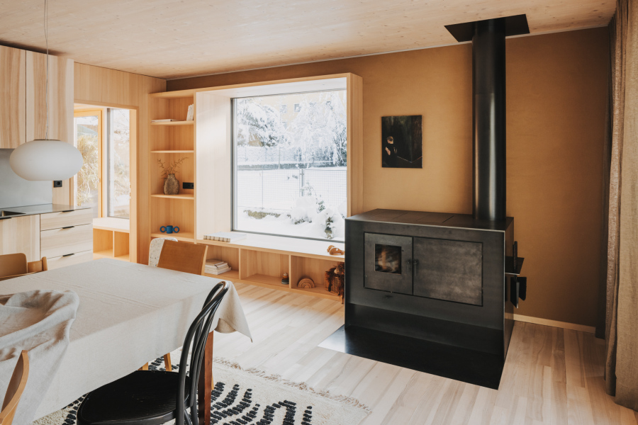 Ofenbau Voppichler – handgefertiger Feuerherd aus dem Bregenzerwald zum Kochen und Backen mit Holz, verkleidet mit Schwarzstahl und Schamotte.