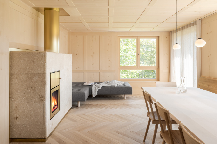 Speicherofen aus Kalkstein Avorio beige mit Messing und Schamotte, 3,5 kW, 12h Heizzeit – Ofenbau Voppichler, Egg Bregenzerwald.