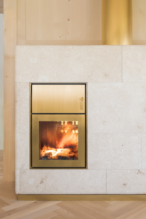 Speicherofen aus Kalkstein Avorio beige mit Messing und Schamotte, 3,5 kW, 12h Heizzeit – Ofenbau Voppichler, Egg Bregenzerwald.