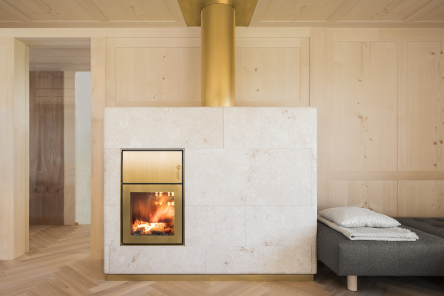 Speicherofen aus Kalkstein Avorio beige mit Messing und Schamotte, 3,5 kW, 12h Heizzeit – Ofenbau Voppichler, Egg Bregenzerwald.