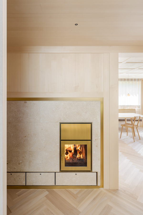 Speicherofen aus Kalkstein Avorio beige mit Messing und Schamotte, 3,5 kW, 12h Heizzeit – Ofenbau Voppichler, Egg Bregenzerwald.