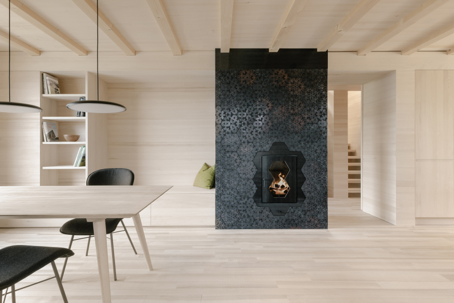 Ofenbau Voppichler – handgefertigter Grundofen aus dem Bregenzerwald, verkleidet mit Raku-Fliesen, Schwarzstahl und Schamotte.