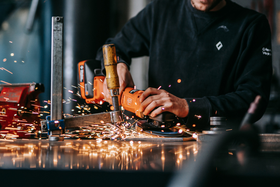 Ofenbau Voppichler – präzise Handarbeit und Handwerkskunst im Betrieb in Egg im Bregenzerwald.