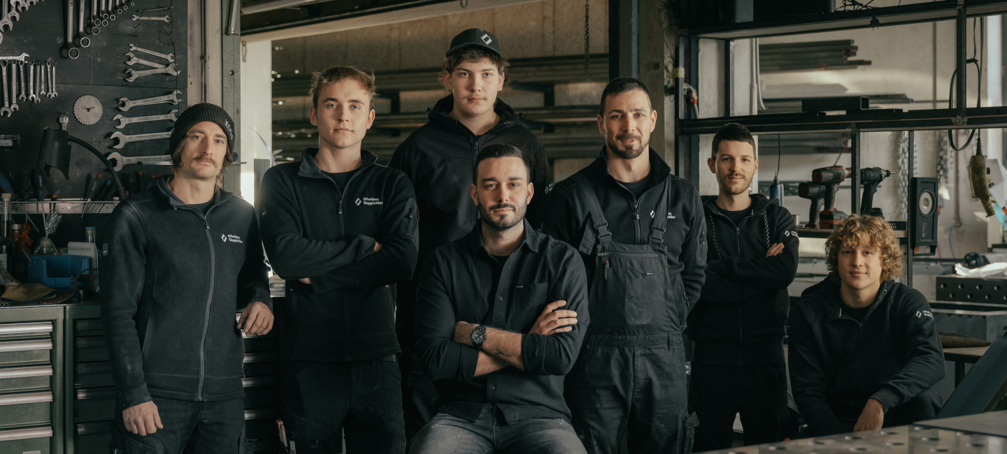 Ofenbau Voppichler – Teamfoto der Ofenbauer in der Werkstatt in Egg im Bregenzerwald.